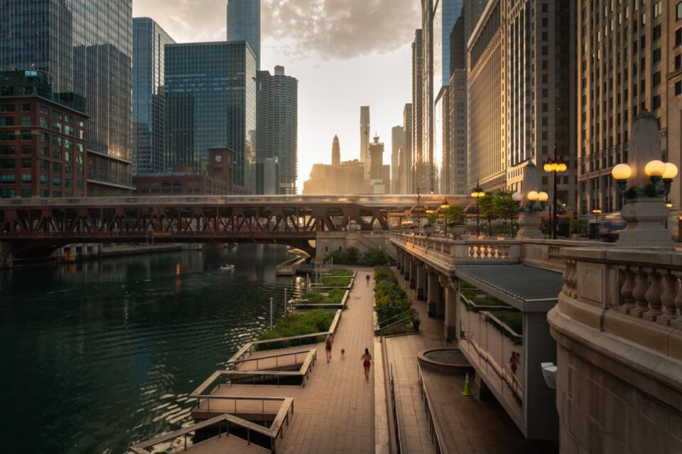 Beautiful downtown Chicago morning along the river